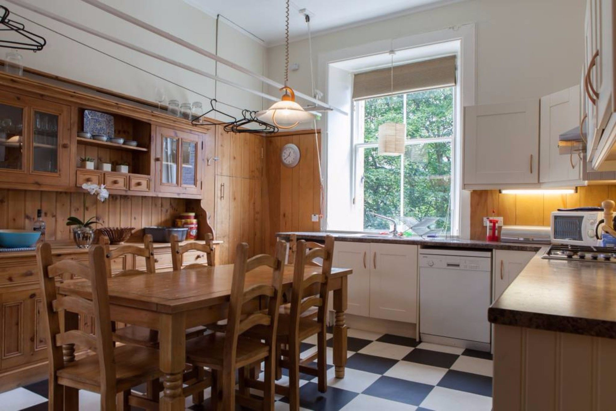 4 Bedroom Near The Meadows Apartment *