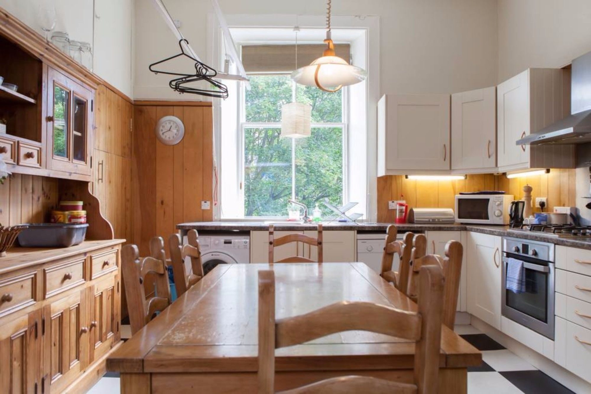 4 Bedroom Near The Meadows Apartment *